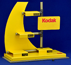 Kodak_camera_stand_yellow_(ID068216)